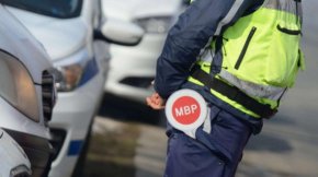 Пътен полицай бе осъден условно за вземане на подкуп след изнудване на младо момиче, че ще я глоби с хиляди левове, че ще й свали регистрационните табели и, че ще я заключи в полицейско управление. Това става ясно от официално съобщение на прокуратурата.
