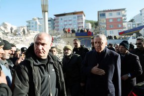 

Турският президент Тайип Ердоган се среща с хора в Кахраманмарас, Турция, в сряда. (Пресслужба на турския президент/Reuters)