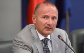 
"Те искат да им платим нещо, което смятат, че им дължим. Всички стъпки, които са предприемани и в момента се предприемат, е да се защитят българските интереси с консултация с компетентни юристи, така че с този договор нещата са под контрол"
