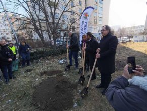 
На него присъстваха кметът на София Йорданка Фандъкова, директорът на Сатиричен театър „Алеко Константинов“ Калин Сърменов, актьори, приятели и почитатели на актрисата.
