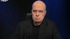 

„Сигурен съм, че в една такава ситуация парламентът ще има много по-голяма власт да контролира президента, отколкото в момента контролира министър-председателя”, поясни Трифонов.