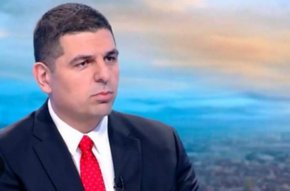 
Мирчев допълни, че проблемът не е персонален, а показва липсата на доверие в българските институции. Според него присъствието на бившия финансов министър Владислав Горанов в този списък говори ясно за ролята му като “нощно шкафче на Борисов”. 