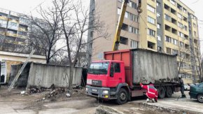 Предстои възлагане за отстраняване по принудително изпълнение на всички незаконни кабелни мрежи по фасадите на сградите, съобщават от Направление "Архитектура и градоустройство