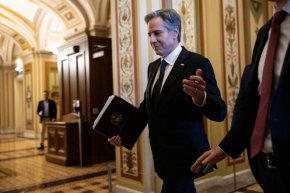 

Руският президент смята Крим за пълноценна част от Русия, а не от Украйна, и не би искал полуостровът да бъде изтръгнат от лапите му. Администрациите на републиканците и демократите многократно заявяват, че "Крим е Украйна".