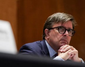 САЩ могат да наложат санкции на повече банки, свързани с Русия, и са готови да затегнат прилагането на съществуващите ограничения, съобщи Ройтерс, като се позова на високопоставен американски служител.