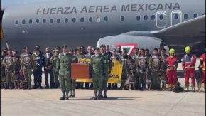 

В церемонията участваха водачът на Протео и още 5 спасителни кучета. Мексико изпрати общо 16 четириноги спасители в Турция, които се включиха в усилията по откриването на хора под разрушенията.