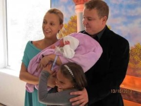 Вече повече от денонощие ме разкъсват в социалните мрежи с обиди, че съм лоша майка и пропаднал човек. Телефонът ми звъни непрекъснато – все колеги, търсещи коментар.