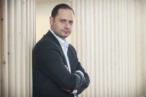 
Според него винаги ще има по-радикални партии от БСП, така че с тази си политика тя няма да може да може да спечели избиратели и у нас. 