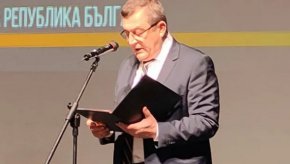 Той обясни, че няма препоръчани от МОН обществени организации или търговски дружества.