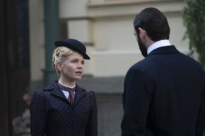 Освен досадните си случаи, мис Скарлет трябва да се бори с нарастващото съперничество от страна на конкурентна агенция и както винаги, инспектор Уилям Уелингтън остава най-неразрешимата ѝ мистерия.

 