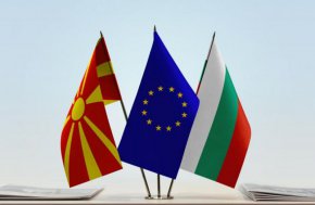 
"В случая с Република Северна Македония (РСМ) има ясно установени правила - не само в самата преговорна рамка, но и в заключенията на Съвета”, заяви в ЕП еврокомисарят по разширяването Оливер Вархей в отговор на депутатски въпроси. “Критериите са ясни: добросъседски отношения и договорите, подписани, за да подпомогнат процеса, трябва бъдат изпълнени изцяло”, категоричен бе той. 