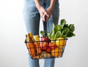 
Почти двойно оскъпяване на продуктите от склада до магазина у нас, показа сравнение на средните цени на едро по тържищата и в магазините с данни от бюлетина на Системата за агропазарна информация (САПИ) в цялата страна. Статистиката отчете невероятните 79% надценка при търговците в България. Средното оскъпяване на хранителните стоки по пътя от търговеца на едро до потребителя е 36%. 