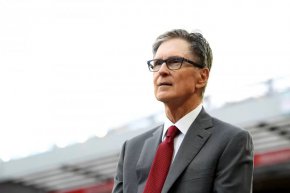 FSG купи Ливърпул през 2010 година срещу 300 милиона паунда. 13 години по-късно клубът е оценяван на 3,7 милиарда паунда.
