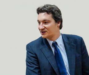 
На фона на непопълнената 15-членна квота на България, вече двама са вече напусналите по лични причини магистрати. Според публикации текучество има и сред съдебните служители.