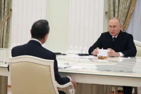 Пътуването на Уанг до Москва се следи отблизо на Запад поради опасенията, че продължаващата близост между двете страни може да повлияе на войната в Украйна, която наближава една година.
