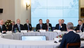 На срещата на върха във Варшава на страните от формата Б9,, който обединява държавите членки на НАТО България, Естония, Латвия, Литва, Румъния, Словакия, Унгария, Чехия и Полша, тази година участваха президентът на САЩ Джо Байдън и генералният секретар на НАТО Йенс Столтенберг.