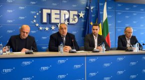 
„Другите държави застанаха и изпратиха официално оръжия, а България за да си спасят постовете и креслата някои депутати, не приеха нито един от тези закони. Постовете са им по-важни от това България да стои рамо до рамо с другите европейски държави”, каза още Борисов.