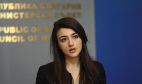 Самият Петков вече потвърди, че Бориславова се завръща в политиката, след като тя не участваше в предишните избори и съответно не бе депутат в 48-о НС. "Калната машина на задкулисието не може да изплаши хора, като Лена", коментира той.