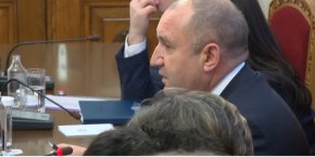 
„Виждам и вашия стремеж България да бъде по-отворена и да използва своето геостратегическо положение, като това да даде допълнителен тласък за развитие на българския бизнес. По отношение на големите национални цели – членството в Шенген и еврозоната, още с назначаването на служебното правителство ясно заявих, че основна цел е така да се работи, че България да не остава в периферията на обединена Европа и встрани от пътя на развитите държави”, допълни държавният глава.