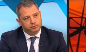 „Колкото повече вдигаш доходите, толкова повече помпаш инфлацията. България задлъжнява с 1 млрд. на месец”, допълни ексдепутатът от ГЕРБ.