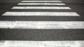 
Припомняме, че в рамките на час в сряда двама пешеходци бяха блъснати в града на пешеходни пътеки. Те са били осветени и обозначени с маркировка и знаци. 