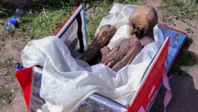
"Вкъщи тя е в стаята ми, спи с мен. Аз се грижа за нея", казва той на оператора, като показва тялото в торбата.
