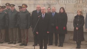 Държавният глава положи венец пред Паметника на Незнайния воин. С минута мълчание беше почетена паметта на загиналите за свободата на България.

 