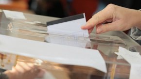 Напомняме, че според последното преброяване на НСИ от 2021 г. населението у нас е 6 518 789 души, а лицата под 18 г. и някои други категории граждани нямат право на глас, което прави реални 5,5 млн. избиратели. Освен това смесеният вот прави абсолютно невероятно всичките тези гласоподаватели да изберат хартията пред машините.