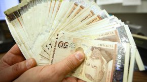 
За сравнение през 2021 година желаещите да се откажат от частен фонд за сметка на солидарната пенсионна система са над четири пъти повече – рекордните малко над 32 500 души, а прехвърлените средства са над 265 милиона лева.