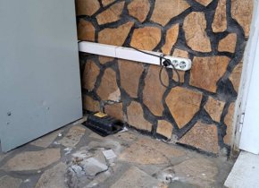 
По първоначални данни сумата в откраднатата машината е около 20 000 лева.