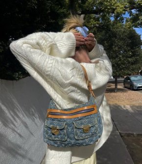 Всички са татуирани с монограма на къщата.