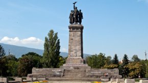 
"Трябва да оставим паметниците намира. Борбата и битката ни с паметниците не решава никакви проблеми. По същата логика някой в този Общински съвет да реши да премести на входа на Централни гробища паметника на американските летци, които са бомбардирали София“, контрира ги Калоян Паргов от БСП.