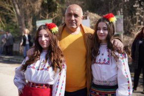 Бившият премиер бе придружен от водача на листата на ГЕРБ-СДС в Русе Десислава Атанасова.