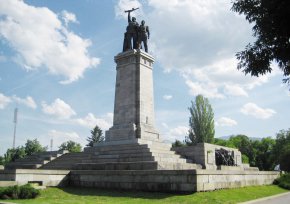 
"Възлагаме на главния архитект да започне процедура за конкурс по Подробния устройствен план, чрез  която да осмисли по нов начин публичното пространство около Паметника на Съветската армия". Това съобщи пред БНР Антон Койчев от групата на ГЕРБ-СДС в Столичния общински съвет. 