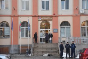 Възловият софийски район Красно село с неговите близо 100 000 жители остават без кмет поне още седмица, след като след близо 4 часа прения по точка първа – именно този избор, градският ни парламент не можа да излъчи победител.