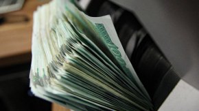 Лютакова посочи, че оператори на индустриални зони и паркове могат да участват с инфраструктурни проекти за пътища, ЖП-връзки и други елементи на довеждаща и вътрешна техническа инфраструктура, сгради за лаборатории за научни изследвания и изграждане на зарядни станции за електромобили.