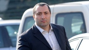 При предходното съдебно заседание единият от подсъдимите - Иван Ангелов, внезапно е постъпил с бактериална инфекция в болница, което доведе до отлагане на делото.