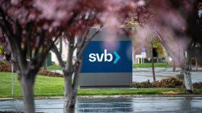 
Все още няма 100% ясна информация как точно се е стигнало до фалита на SVB, но в общи линии изглежда се е случило следното:
