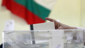 Основният проблем при този развой на събитията е, че това ще бъде много трудно от техническа гледна точка. Напомняме, че през 2021 г. у нас вече имаше избори 2 в 1 – редовни за президентска двойка и предсрочни за 47-то НС, което беше значително по-лесно за осъществяване.