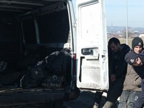 
Мигрантите бяха натоварени в полицейски бусове към Девето районно управление на полицията в столичния квартал "Люлин".