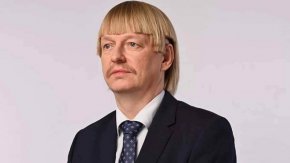 
Естонският евродепутат Еплер според Политико е политикът с най-ужасната прическа в Европа.
