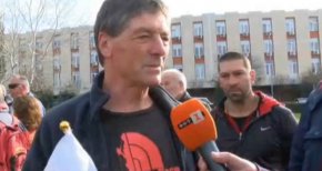 "Без кислородно изкачване, в алпийски стил. Надявам се, че времето ще бъде с нас", сподели пред БНТ Господин Динев. 