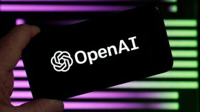 
В публикация в блога си във вторник OpenAI представи GPT-4, за който компанията твърди, че е способен да се представи добре на редица стандартизирани тестове и също така е по-малко вероятно да "излезе от релсите" с отговорите си, както някои потребители са се сблъсквали преди.
