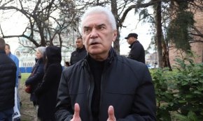 
Лидерът на партия Атака Волен Сидеров е осъден за обида и клевета срещу съпредседателя на националистическата формация ВМРО Искрен Веселинов. Това реши Софийският градски съд. Сидеров е глобен с 5000 лв., които трябва да изплати на Веселинов.