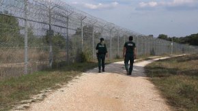 
    "Предстои изграждане на оперативна група в рамките на Европол, за да можем по целия маршрут на трафика да обхванем лидери на групировки и вече има резултати в това направление", заяви Петър Тодоров.