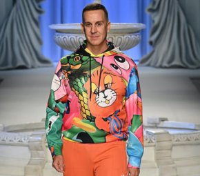Последните 10 години в Moschino бяха прекрасен празник на творчеството и въображението", каза Скот в изявление