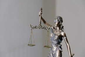 
Сред предложенията е запазване на пленума на Висшия съдебен съвет, който обаче да бъде ангажиран с решаването на по-ограничен кръг от въпроси, сред които остават изборът и освобождаването на главния прокурор.