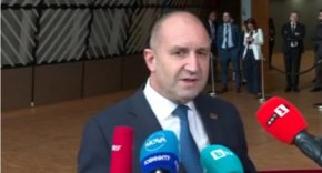 
Преди това Радев коментира, че България е важна част от европейския механизъм за укрепване на мира. „Ние с ЕК ще работим за повече инвестиции във военно отбранителната ни индустрия, за да имаме повече капацитет, да запълваме както нашите запаси, така и да помагаме на членките на ЕС и НАТО да запълват своите запаси. Но България не участва в съвместната доставка на снаряди за Украйна”, заяви Радев.