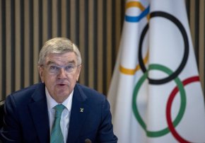 Президентът на Международния олимпийски комитет Томас Бах отново защити предложението да се намери начин спортисти от Русия и Беларус да участват на олимпийските игри в Париж през 2024. На политически форум в Есен той изнесе реч на тема Олимпийските игри в полето на напрежение между спорт и политика и обясни, че МОК не може да е рефер в политически спорове.