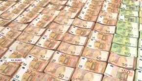 В лек автомобил са открити над 1,5 милиона евро. Колата е с румънска регистрация.